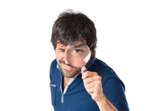 Hombre con lupa sobre fondo blanco — Foto de Stock