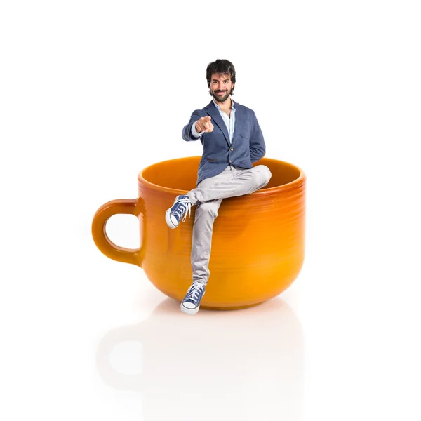 Man pointing to the front on cup of coffee — Stock Photo, Image