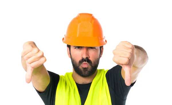 Trabajador haciendo una mala señal sobre fondo blanco — Foto de Stock