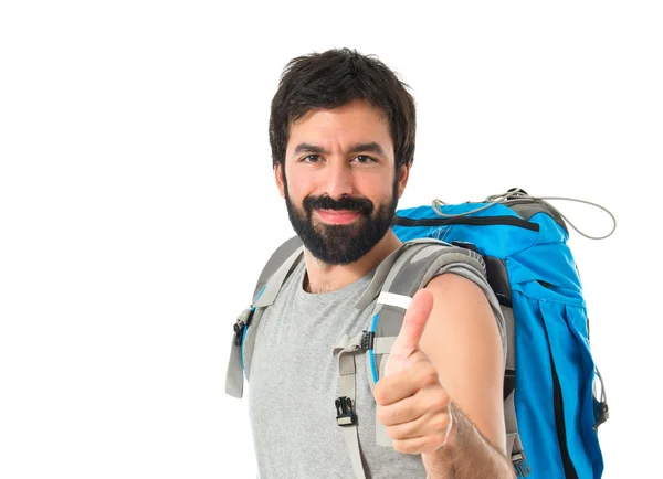 Backpacker z kciuk na białym tle — Zdjęcie stockowe