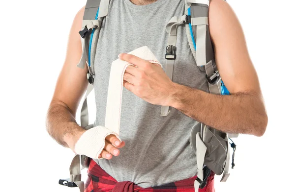Backpacker heilt eine Verwundete vor weißem Hintergrund — Stockfoto