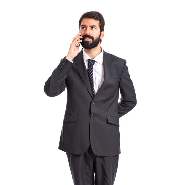 Uomo d'affari che parla con cellulare su sfondo bianco — Foto Stock