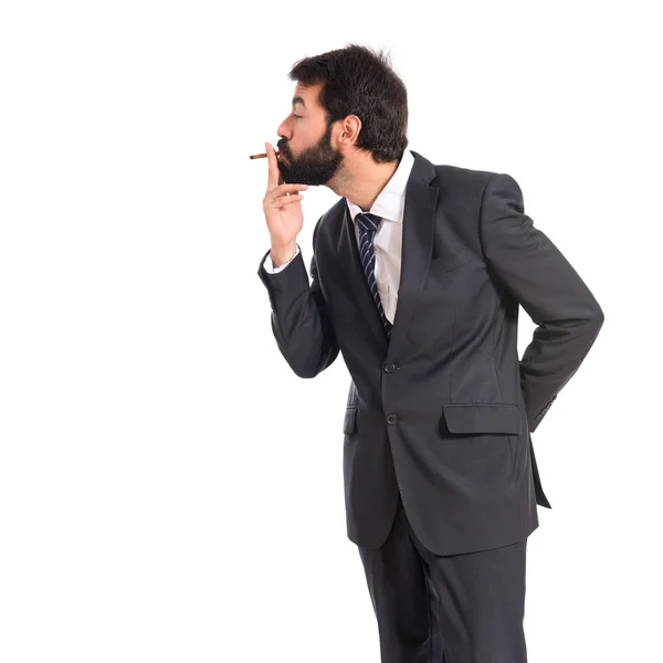 Empresario fumando sobre fondo blanco aislado —  Fotos de Stock