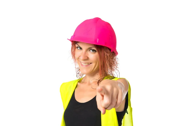 Mujer trabajadora señalando al frente sobre fondo blanco —  Fotos de Stock