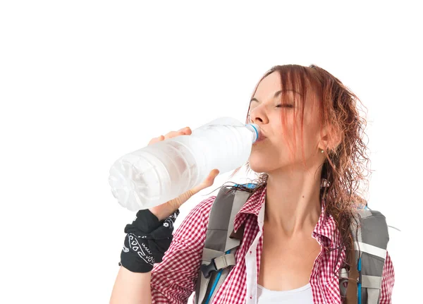 Backpacker dricksvatten över vit bakgrund — Stockfoto