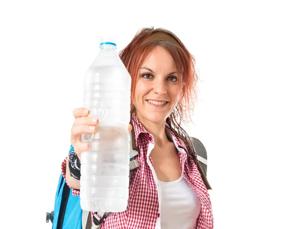 Mochilero agua potable sobre fondo blanco — Foto de Stock