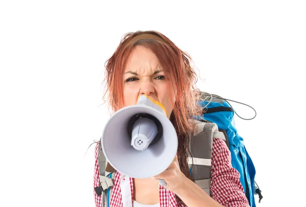 Backpacker schreeuwen door megafoon op witte achtergrond — Stockfoto