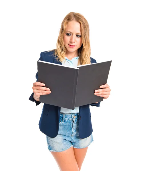Menina lendo um livro sobre fundo branco — Fotografia de Stock