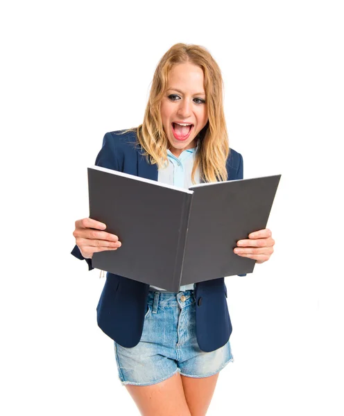 Ragazza che legge un libro su sfondo bianco — Foto Stock