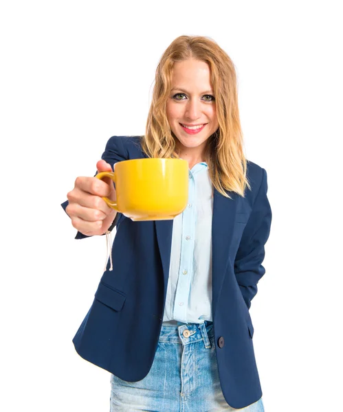 Blondes Mädchen hält eine Tasse Kaffee über weißem Hintergrund — Stockfoto