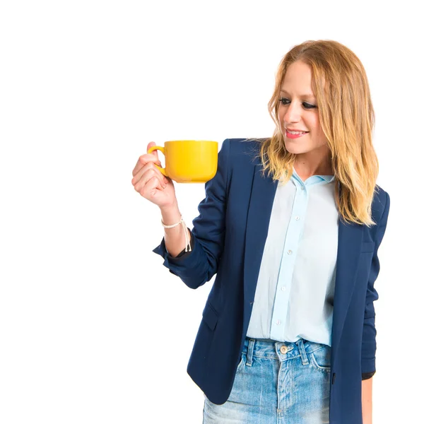 Menina loira segurando uma xícara de café sobre fundo branco — Fotografia de Stock