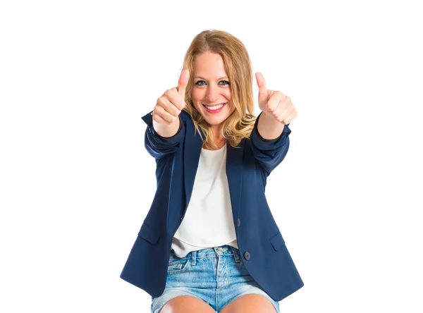 Frau macht ok Zeichen über weißem Hintergrund — Stockfoto