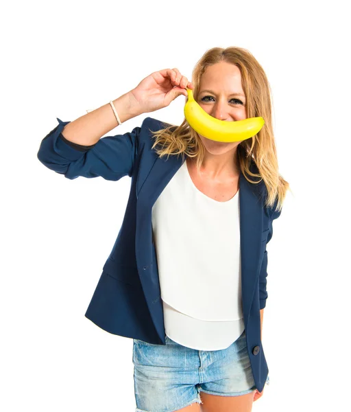 Blondes Mädchen mit Banane als Schnurrbart auf weißem Hintergrund — Stockfoto