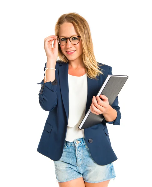 Frau mit Buch auf weißem Hintergrund — Stockfoto