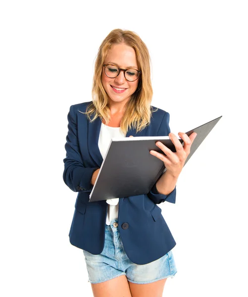 Mujer leyendo un libro sobre fondo blanco —  Fotos de Stock