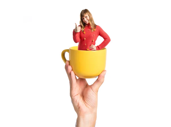 Женщина внутри чашки кофе на белом фоне — стоковое фото