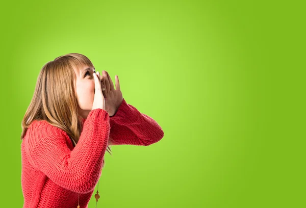 Woman shouting over green background — Stock Photo, Image