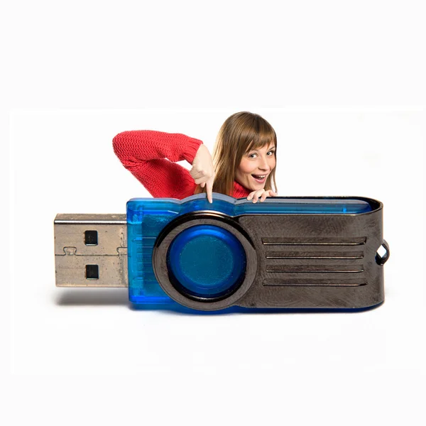 Mulher com pendrive sobre fundo branco — Fotografia de Stock