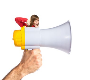 Beyaz arka plan üzerinde megafon kadın