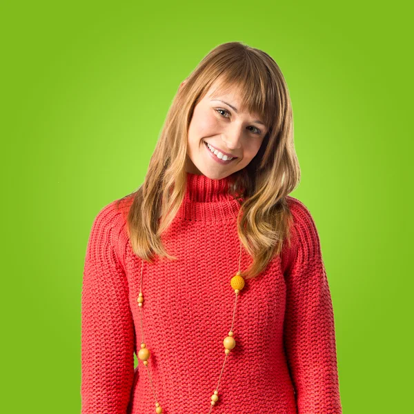Lycklig kvinna över grön bakgrund — Stockfoto