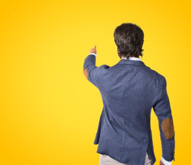 İşadamı için lateral sarı arka plan üzerinde işaret