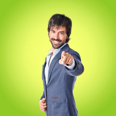 İşadamı için açık yeşil arka plan üzerinde işaret