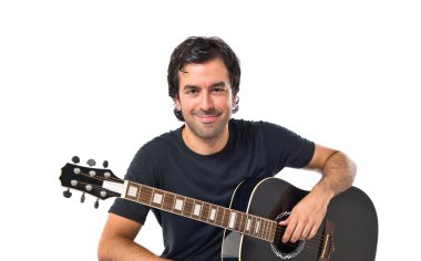 Beyaz arka plan üzerinde gitar ile yakışıklı adam