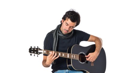 Beyaz arka plan üzerinde gitar ile yakışıklı adam
