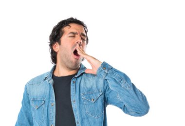 adam izole beyaz arka plan üzerinde esneme