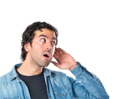 adam izole beyaz arka plan üzerinde dinleme