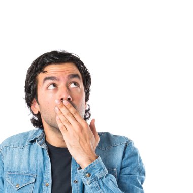 Beyaz arka plan üzerinde sürpriz bir jest yapan erkek