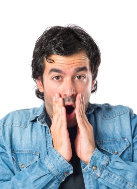 Beyaz arka plan üzerinde sürpriz bir jest yapan erkek