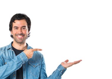 bir şey beyaz arka plan üzerinde tutan adam