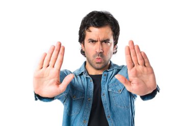 adam beyaz zemin kırmızı yapma