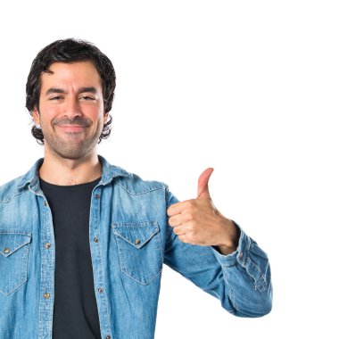 adam beyaz zemin üzerine başparmak ile