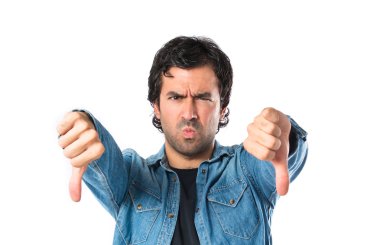 Beyaz arka plan üzerinde kötü bir sinyal yapan erkek