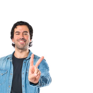 Beyaz arka plan üzerinde zafer hareketi yapan erkek
