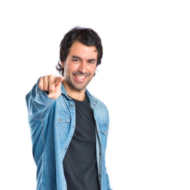 Beyaz arka plan üzerinde öne dönük adam