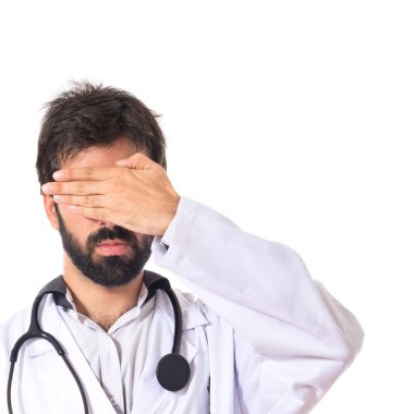 Doktor yalıtılmış beyaz arka plan üzerinde gözlerini kapsayan