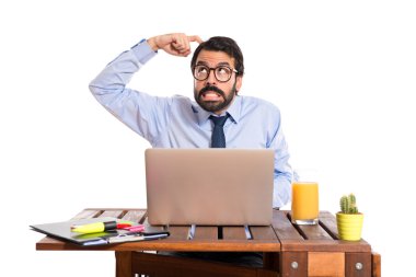 Beyaz arka plan üzerinde onun office düşüncesinde işadamı