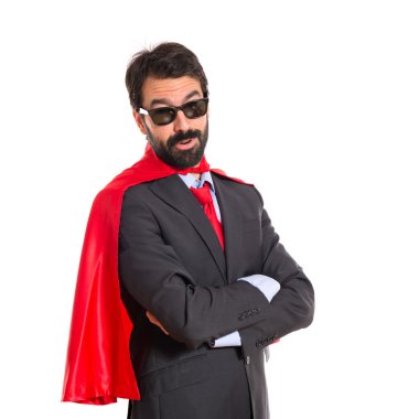 Güneş gözlüğü ile süper kahraman gibi giyinmiş hipster işadamı