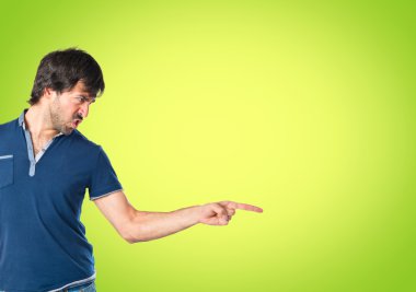 Yeşil arka plan üzerinde bağıran adam