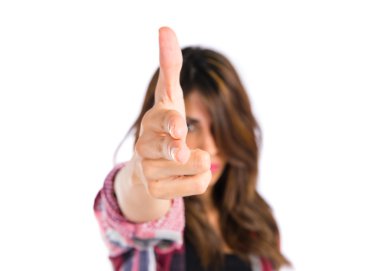 genç kız yapımı silah jest beyaz zemin üzerine 