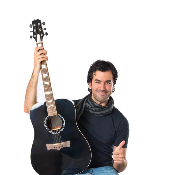 Bonito homem com guitarra sobre fundo branco — Fotografia de Stock