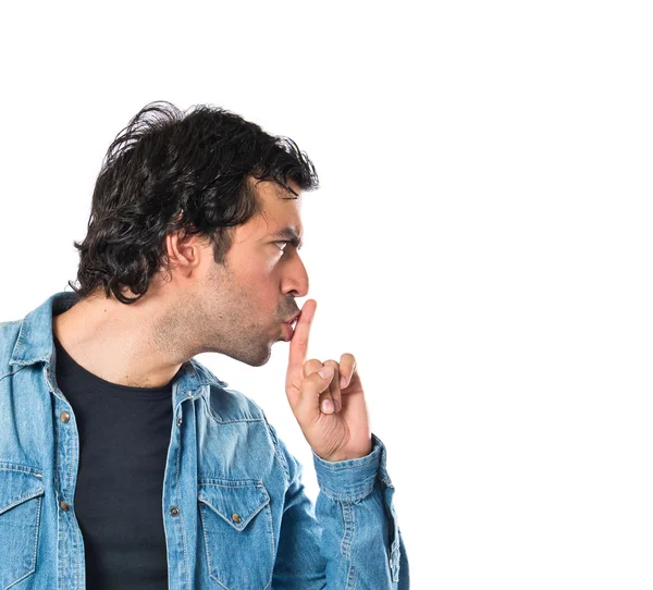 Mann macht Schweigegegeste vor isoliertem weißen Hintergrund — Stockfoto