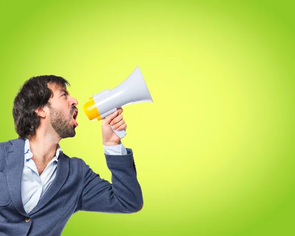 Hombre gritando sobre fondo verde — Foto de Stock