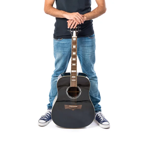Stilig man med gitarr över vit bakgrund — Stockfoto