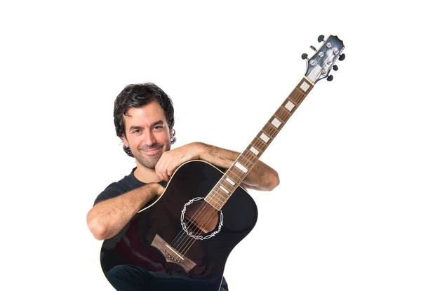 Knappe man met gitaar op witte achtergrond — Stockfoto