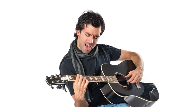 Bello uomo con chitarra su sfondo bianco — Foto Stock