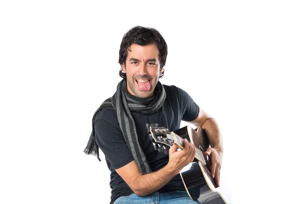 Hombre guapo con guitarra sobre fondo blanco — Foto de Stock